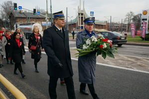 przemarsz uczestników z wieńcami i kwiatami i sztandarami