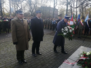 służby mundurowe z wieńcem- złożenie wieńca