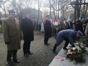 służby mundurowe z wieńcem- złożenie wieńca