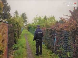 Na zdjęciu dzielnicowy w trakcie kontroli jednej z alejek na terenie działek rekreaxyjnych.