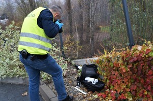 policjant technik kryminalistyczny robiący zdjęcie