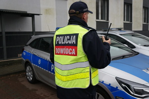 policjant w kamizelce dowódca