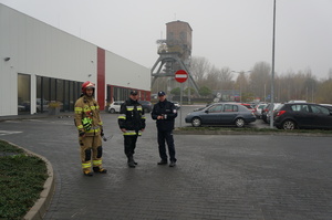 strażacy i policjant podczas ćwiczeń