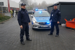 policjanci zabezpieczający teren