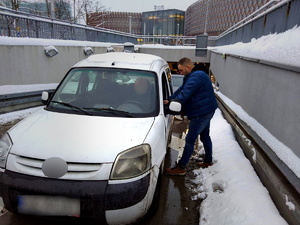 policjant w dniu wolnym stoi obok białego samochodu peugeot który zatrzymał wraz z żoną policjantką