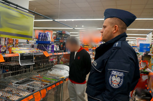 dzielnicowy patryk klekot kontroluje stisko sprzedaży fajerwerków