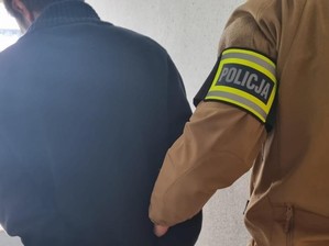 policjant z zatrzymanym