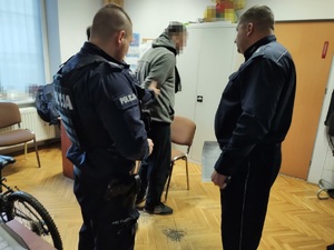 zatrzymany w pomieszczeniu komendy wraz z policjantami