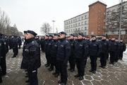 policjanci stojący na baczność na placu apelowym oddziałów prewencji w katowicach