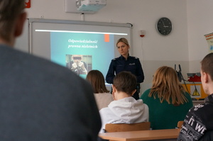 zdjęcia przedstawiają zajęcia w klasie szkoły podstawowej odnośnie odpowiedzialności karnej nieletnich.