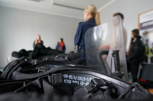 zdjęcia przedstawiają uczniów 2 liceum ze świętochlowic podczas wizyty w komendzie policji