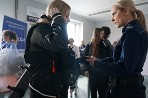 zdjęcia przedstawiają uczniów 2 liceum ze świętochlowic podczas wizyty w komendzie policji