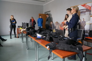 zdjęcia przedstawiają uczniów 2 liceum ze świętochlowic podczas wizyty w komendzie policji
