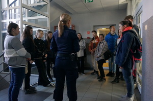 zdjęcia przedstawiają uczniów 2 liceum ze świętochlowic podczas wizyty w komendzie policji