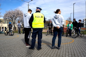 uczniowie szkoły brali udział w rowerowych zawodach z zakresu ruchu drogowego