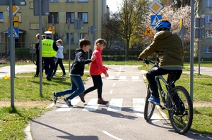 uczniowie szkoły brali udział w rowerowych zawodach z zakresu ruchu drogowego