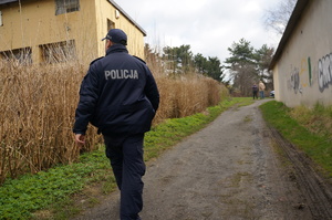 dzielnicowi podczas kontroli ogródków działkowych