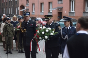 komendanci służb składają kwiaty