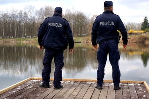 dzielnicowi na pomoście na jednym ze świętochłowickich zbiorników wodnych