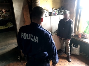 dzielnicowy patryk klekot u sprawcy przywłaszczenia stoją wraz z 46 latkiem w pomieszczeniu