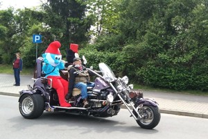 motocykl trójkołowy wiezie maskotki