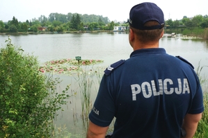 policjant obserwujący akwen wodny