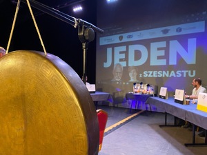 napis turniej wiedzy jeden z szesnastu na tle gongu