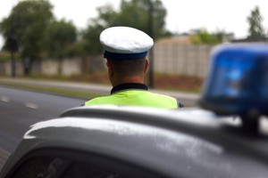 policjant ruchu drogowego podczas służby