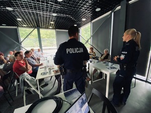 policjanci i uczestnicy debaty społecznej w sali