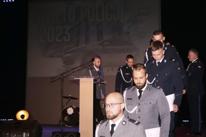 mianowani policjanci schodzący ze sceny