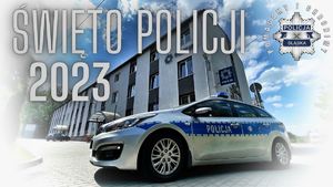 radiowóz na tle Komendy Miejskiej Policji w Świętochłowicach, napis Święto Policji 2023 oraz logo Pomagamy i Chronimy