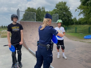 policjantka w skateparku