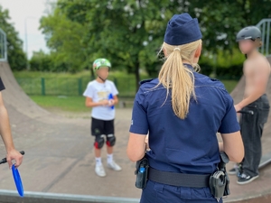 policjantka w skateparku