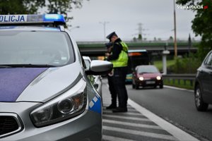 policjant podczas kontroli drogowej