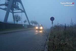 na zdjęciu radiowóz na zamglonej jezdni