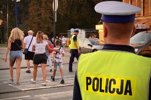 na zdjęciu policjanci podczas zabezpieczenia święta miasta