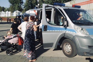 na zdjęciu stanowisko policji na pikniku