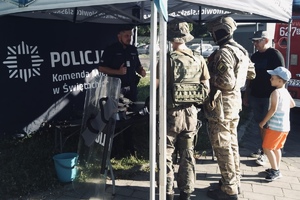 na zdjęciu stanowisko policji na pikniku