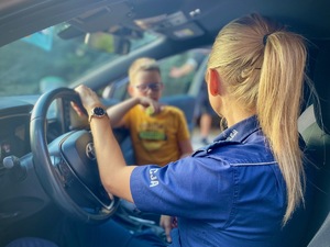 na zdjęciu policjanci oraz uczestnicy podczas festynu