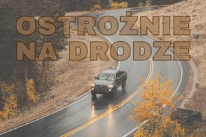 na zdjęciu samochód jedzie jesienną drogą, nad nim napis ostrożnie na drodze