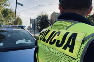 na zdjęciu policjant ruchu drogowego podczas nadzoru na drodze