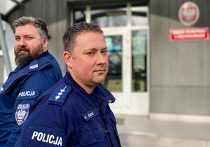 Dzielnicowi stojący przed budynkiem Komendy Miejskiej Policji w Świętochłowicach