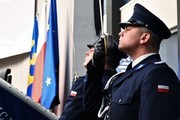 policjant w stroju galowym stojący w postawie na baczność