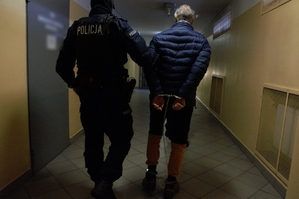 policjant prowadzący osobę zatrzymaną