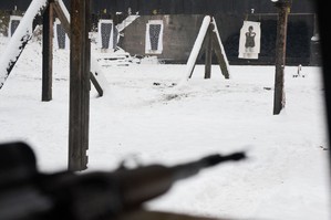 zdjęcie przedstawia karabin leżący na stanowisku strzeleckim