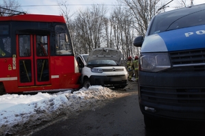 Zdjęcie przedstawia samochód osobowy zderzony z tramwajem