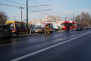 Zdjęcie przedstawia policjantów wykonujących czynności na miejscu zdarzenia drogowego