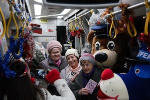 seniorki robiące zdjęcie z maskotkami Sznupek i Świonek