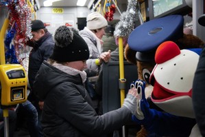 dziewczynka przybijająca piątkę ze sznupkiem