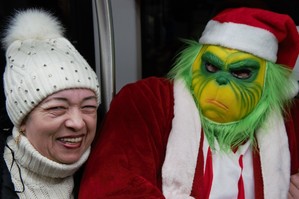 kobieta z maskotką Grinch